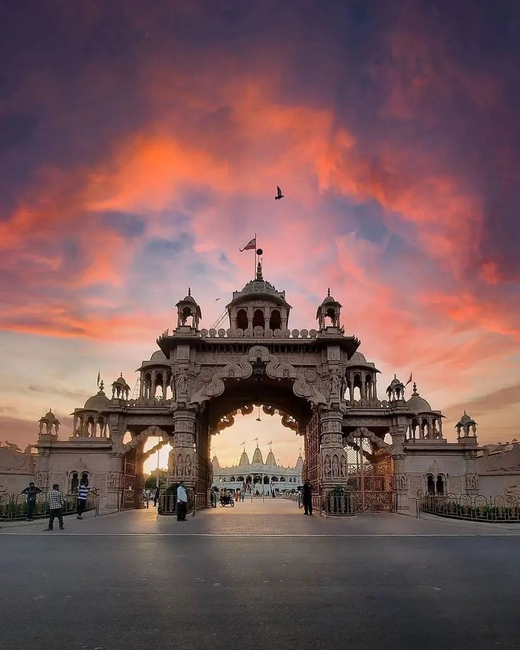 Kutch Darshan sightseeing taxi covering Aina Mahal, Mandvi beach and Dholavira